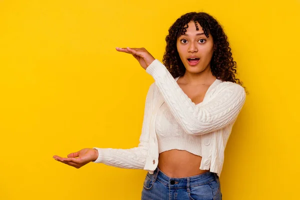 Young Mixed Race Woman Isolated Yellow Background Shocked Amazed Holding — Stock Photo, Image