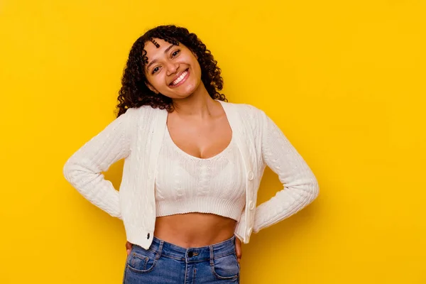 Jovem Mista Mulher Isolada Fundo Amarelo Feliz Sorridente Alegre — Fotografia de Stock