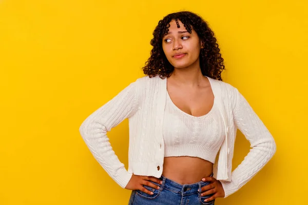 Giovane Donna Razza Mista Isolato Sfondo Giallo Confuso Sente Dubbioso — Foto Stock