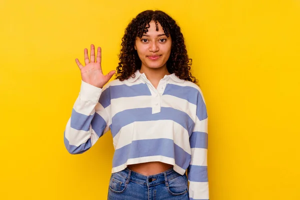 Jeune Femme Métisse Isolée Sur Fond Jaune Souriant Gai Montrant — Photo