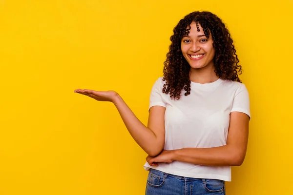 Mujer Joven Raza Mixta Aislada Sobre Fondo Amarillo Mostrando Espacio — Foto de Stock