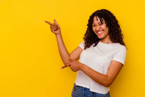 Jong Gemengd Ras Vrouw Geïsoleerd Gele Achtergrond Opgewonden Wijzend Met — Stockfoto