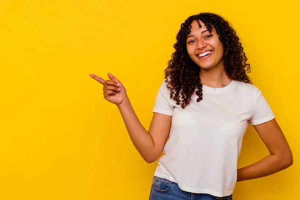 Jong Gemengd Ras Vrouw Geïsoleerd Gele Achtergrond Glimlachen Vrolijk Wijzend — Stockfoto