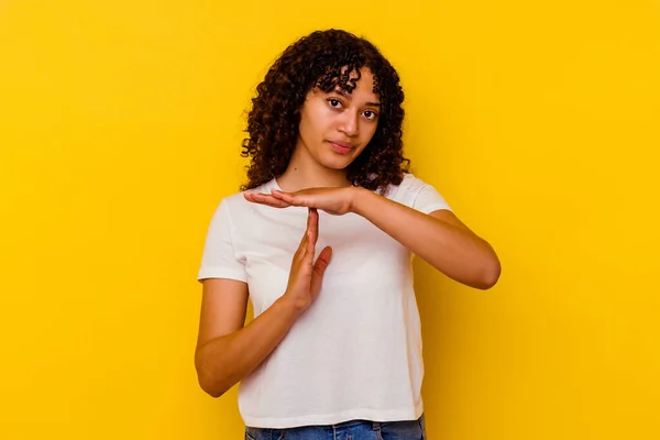 Jong Gemengd Ras Vrouw Geïsoleerd Gele Achtergrond Tonen Een Timeout — Stockfoto