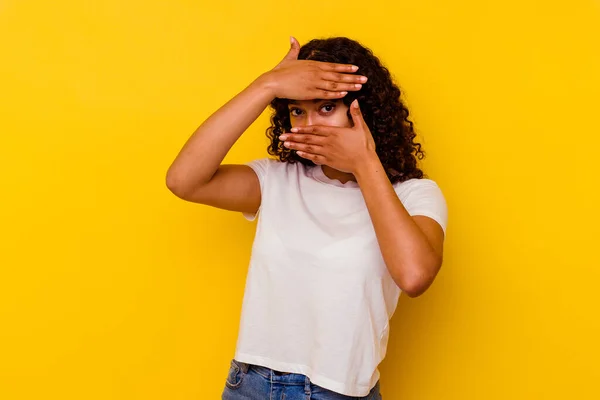 Giovane Donna Razza Mista Isolato Sfondo Giallo Lampeggiare Fotocamera Attraverso — Foto Stock