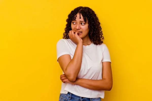 Jovem Mista Mulher Isolada Fundo Amarelo Mordendo Unhas Nervosa Muito — Fotografia de Stock