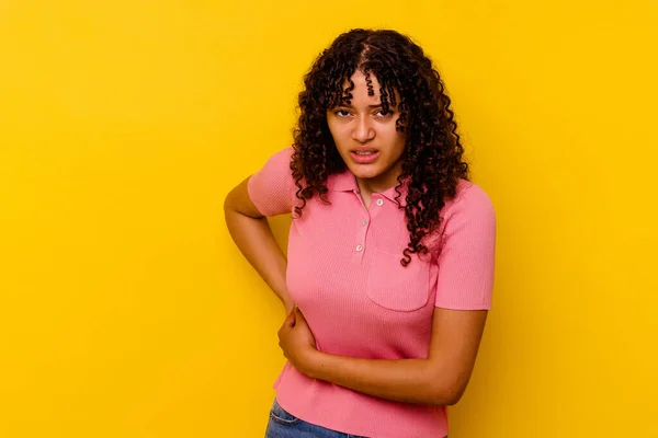 肝臓の痛み 胃の痛みを持つ黄色の背景に隔離された若い混合人種の女性 — ストック写真