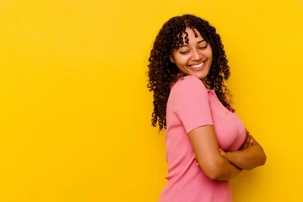 Mujer Joven Mestiza Aislada Sobre Fondo Amarillo Sonriendo Confiada Con — Foto de Stock