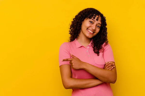 Young Mixed Race Woman Isolated Yellow Background Smiling Cheerfully Pointing — Stock Photo, Image