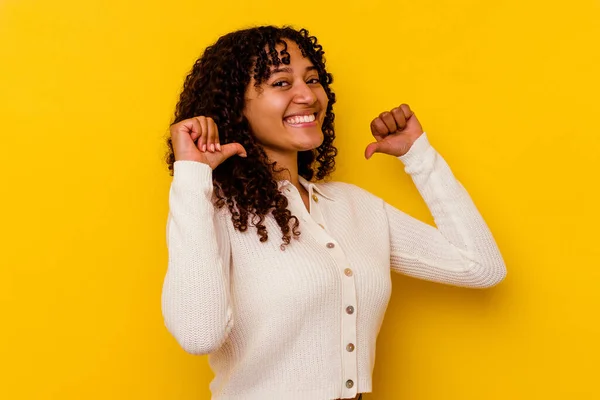 Jonge Gemengde Ras Vrouw Geïsoleerd Gele Achtergrond Voelt Trots Zelfvertrouwen — Stockfoto