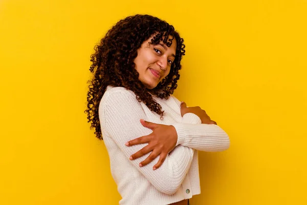 Mujer Joven Mestiza Aislada Sobre Abrazos Fondo Amarillo Sonriente Despreocupada — Foto de Stock