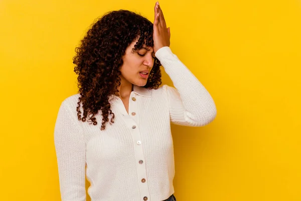 Jonge Gemengde Ras Vrouw Geïsoleerd Gele Achtergrond Vergeten Iets Klap — Stockfoto