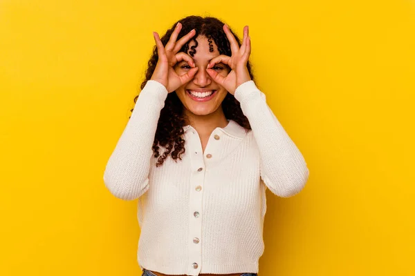 Jeune Femme Métisse Isolée Sur Fond Jaune Excitée Gardant Geste — Photo