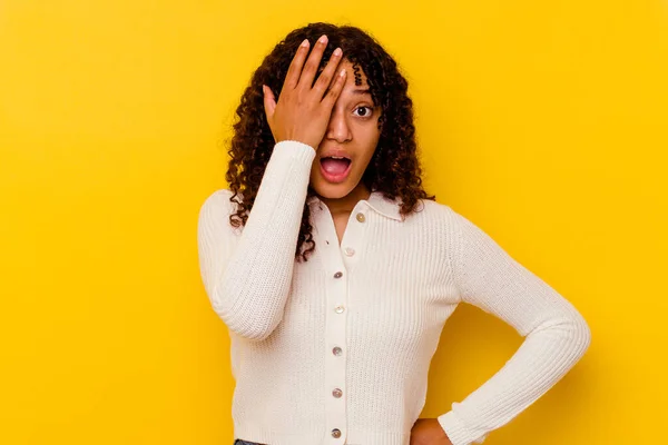 Jong Gemengd Ras Vrouw Geïsoleerd Gele Achtergrond Met Plezier Die — Stockfoto