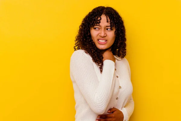 Jonge Gemengde Ras Vrouw Geïsoleerd Gele Achtergrond Lijdt Pijn Keel — Stockfoto