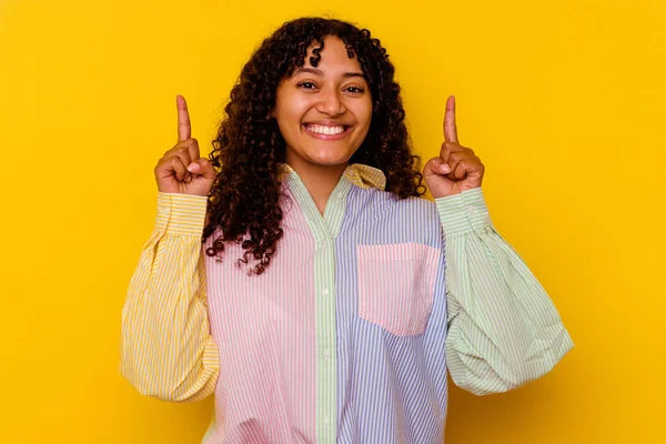 Jovem Mista Mulher Isolada Fundo Amarelo Indica Com Ambos Dedos — Fotografia de Stock