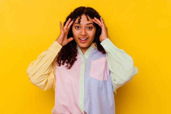 Jovem Mista Mulher Isolada Fundo Amarelo Recebendo Uma Agradável Surpresa — Fotografia de Stock