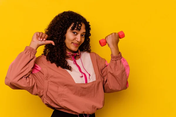 Jovem Mista Mulher Esporte Isolado Fundo Amarelo — Fotografia de Stock