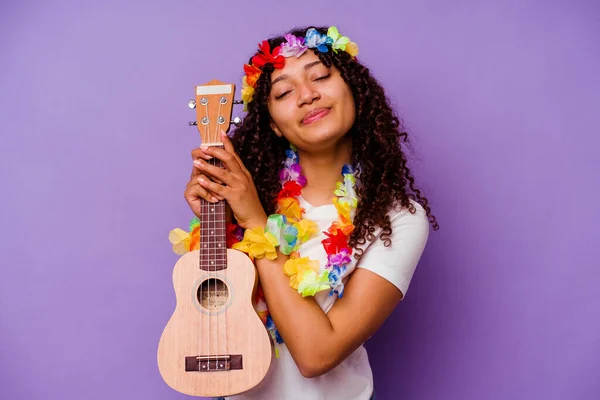 年轻的Hawaiian女人扮演紫色背景的Ukelele — 图库照片