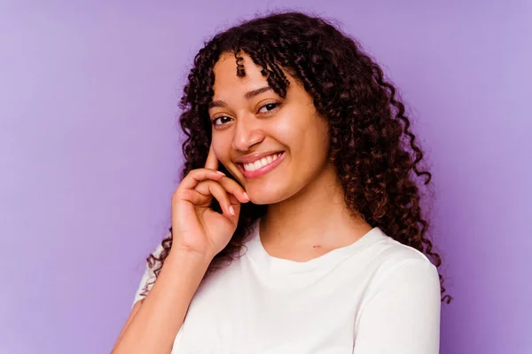 Jong Gemengd Ras Vrouw Closeup Geïsoleerd Paarse Achtergrond — Stockfoto