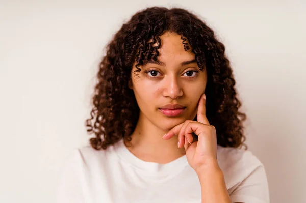 Jong Gemengd Ras Vrouw Gezicht Closeup Geïsoleerd Witte Achtergrond — Stockfoto