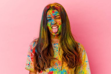 Genç Hintli kadın kutsal festivali kutluyor beyaz arka planda izole edilmiş komik ve dostane bir dille..