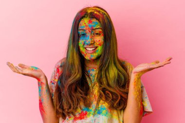 Beyaz arka planda izole edilmiş kutsal festivali kutlayan genç Hintli kadın hoş bir ifade sergiliyor..