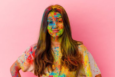 Genç Hintli kadın kutsal festivali kutluyor. Beyaz arka planda izole edilmiş. Kendine güveni tam..