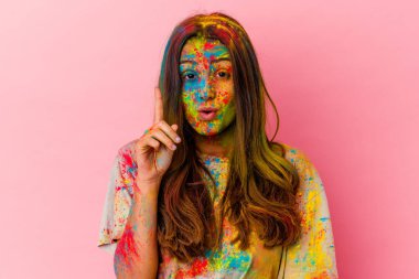 Beyaz arka planda izole edilmiş kutsal festivali kutlayan genç Hintli kadın harika bir fikre, yaratıcılık kavramına sahip..