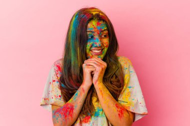 Beyaz arka planda izole edilmiş kutsal festivali kutlayan genç Hintli kadın ellerini çenesinin altında tutuyor, mutlu bir şekilde yana bakıyor..