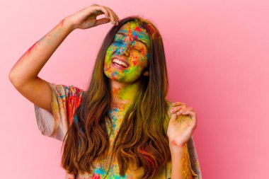 Kutsal bayramı kutlayan genç Hintli kadın beyaz arka planda izole edilmiş özel bir günü kutluyor, atlıyor ve enerjiyle kollarını kaldırıyor..