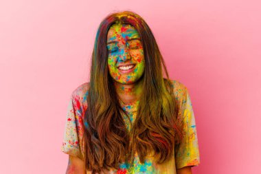 Genç Hintli kadın kutsal festivali kutluyor beyaz arka planda izole edilmiş kahkahalar atıyor ve gözlerini kapıyor, rahatlamış ve mutlu hissediyor..