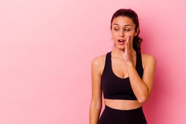 Pembe arka planda izole edilmiş genç Hintli kadın gizli bir fren haberinin olduğunu söylüyor.