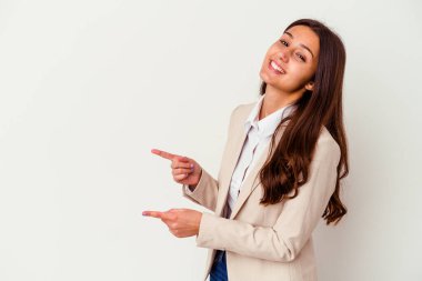 Genç Hintli iş kadını beyaz arka planda izole edilmiş. İşaret parmaklarıyla işaret ederek heyecanlı..