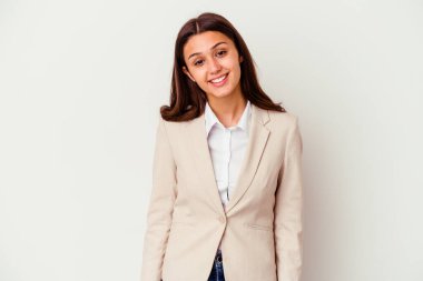 Genç Hintli iş kadını beyaz arka planda izole edilmiş mutlu, güler yüzlü ve neşeli.