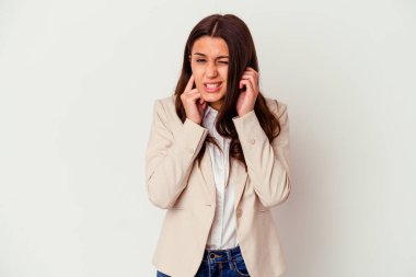 Genç Hintli iş kadını, beyaz arka planda izole edilmiş kulakları elleriyle kapatıyor..