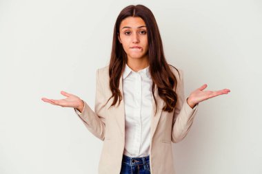 Genç Hintli iş kadını beyaz arka planda izole edilmiş. Kafası karışmış ve omuz silkiyor. Kopya alanını tutmak için..