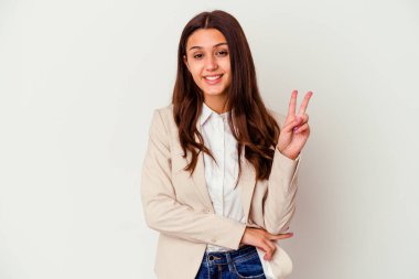 Genç Hintli iş kadını beyaz arka planda iki numarayı parmaklarıyla gösteriyor..
