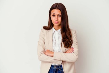 Genç Hintli iş kadını beyaz arka planda izole edilmiş. Kameraya alaycı bir ifadeyle bakıyor..