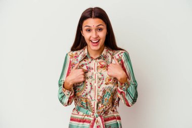 Beyaz arka planda izole edilmiş genç Hintli kadın parmağını göstererek şaşırdı ve gülümsedi..