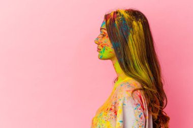 Kutsal festivali kutlayan genç Hintli kadın beyaz arka planda izole edilmiş, sola bakıyor, yandan poz veriyor..