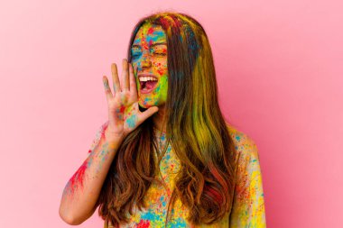 Kutsal festivali kutlayan genç Hintli kadın beyaz arka planda izole edilmiş bağırıyor ve avuç içini açık tutuyordu..