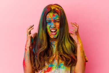 Genç Hintli kadın kutsal festivali kutluyor beyaz arka planda izole edilmiş öfkeyle bağırıyor.