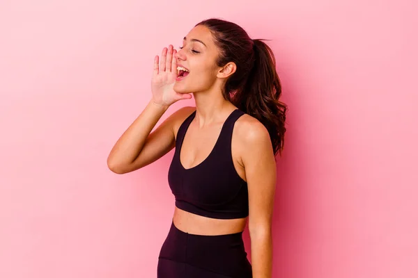 Joven Deporte Mujer India Aislada Sobre Fondo Rosa Gritando Sosteniendo —  Fotos de Stock