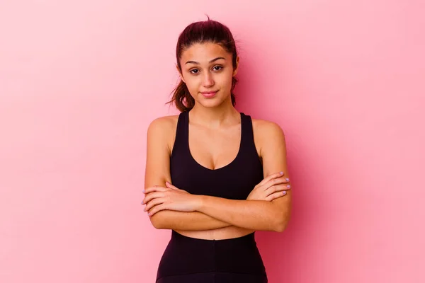 Jovem Esporte Mulher Indiana Isolado Fundo Rosa Que Sente Confiante — Fotografia de Stock