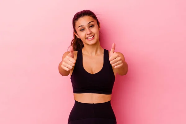 Deporte Joven Mujer India Aislada Sobre Fondo Rosa Con Pulgares —  Fotos de Stock