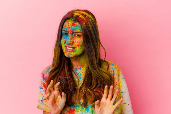 Genç Hintli kadın kutsal festivali kutluyor. Beyaz arka planda izole edilmiş, tiksinti gösteren birini reddediyor..