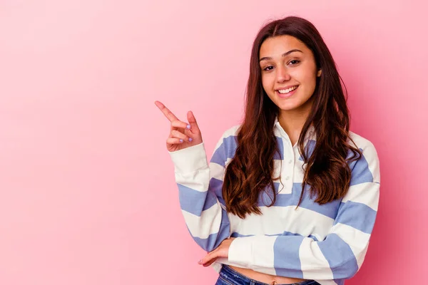 Jong Indisch Vrouw Geïsoleerd Roze Achtergrond Glimlachen Vrolijk Wijzend Met — Stockfoto