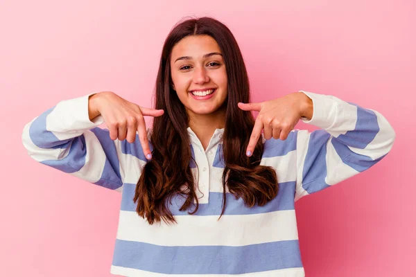 Ung Indian Kvinna Isolerad Rosa Bakgrund Pekar Ner Med Fingrar — Stockfoto