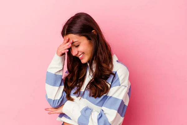 Junge Indianerin Auf Rosa Hintergrund Blinzelt Durch Die Finger Die — Stockfoto